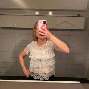 Volang blus zara - Drömblus från zara med volang och spets!!😍😍🥹