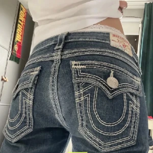True religion jeans - Köpta här på Plick men e som nya, inga defekter alls! Midjemått är 39cm tvärs över, innerbenslängd 79 cm och ytterbenslängd är 99 cm