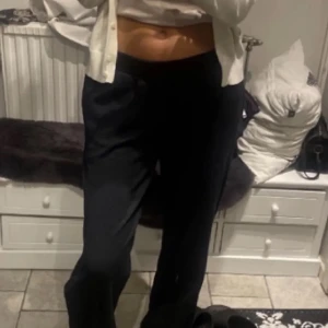 Lågmidjade byxor  - Säljer dessa populära lågmidajde byxorna då den inte kommer till användning. Storlek M men skulle säga de passar S med