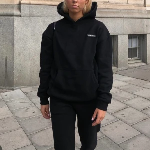 Nicki studios hoodie - Säljer på grund av att hoodien inte kommer till använd. Fint skick!