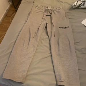 Essentials Fear Of God - Har haft denna mjukisbyxor av märket Essentials i 2 månad, vill sälja den nu eftersom den aldrig kommer till användning. Har endast använt den 2-4 gånger max.