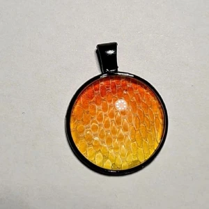 Röd orange gul berlock på ormskinn - Historia, ömsat ormskinn bevarat i smycken!  På Tales Of Scales görs smycken på ömsat skin, i detta fallet från en majsorm!  Checka in @tales.of.scales.swe på instagram för törre utbud. (Frakt kan fixas för 15kr i kuvert på köparens risk)