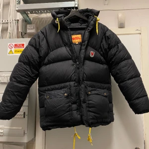 Fjällräven Expedition Down Vinterjacka  - Hej, säljer en Fjällräven Expedition Down vinterjacka i fint skick. Storlek XS men passar olika beroende på storlekspreferens. Fint skick utan revor eller hål. Använd men mycket kvar att ge. Nypris 9000kr. Pris kan diskuteras. Hör av dig vid frågor. 