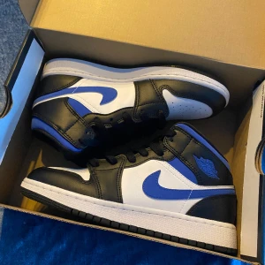 Nike Air Jordan 1 white racer blue mid  - Använda 2 gånger. Nya kostar ca 2500-3500. Ligger i originalkartong. Nästan helt i nyskick. 