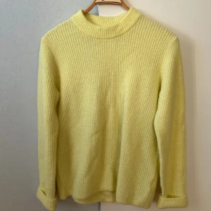 Stickad tröja | Weekday - Knappast använd stickad tröja i storlek M från Weekday Lite längre vid ärmarna och sitter bekvämt Stretchigt och mjukt material  Från mäns avdelning men passar även tjejer lite oversized.