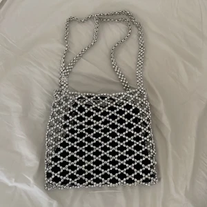 Liten axelväska - Liten axelväska, använd 1 gång så i väldigt fint skick. 200kr