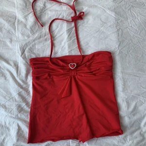 Sommar topp röd y2k  - Säljer då den inte kom till användning, jätte fin men är inte riktigt min stil! 🫶