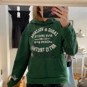 Grön Zadig Voltaire hoodie - Grön Zadig Voltaire hoodie i jättebra skick. Storlek L men skulle säga att den passar M. Priset är diskuterbart! Hör gärna av vid frågor/ funderingar🥰💞 Kolla gärna in mina andra annonser!!