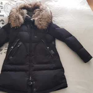 Dunkappa  - Super fin vinterjacka av lngre modell Riktigt stor fluffig/gosig äkta päls luva.  Använd fåtal ggr sen hängt i fodral 