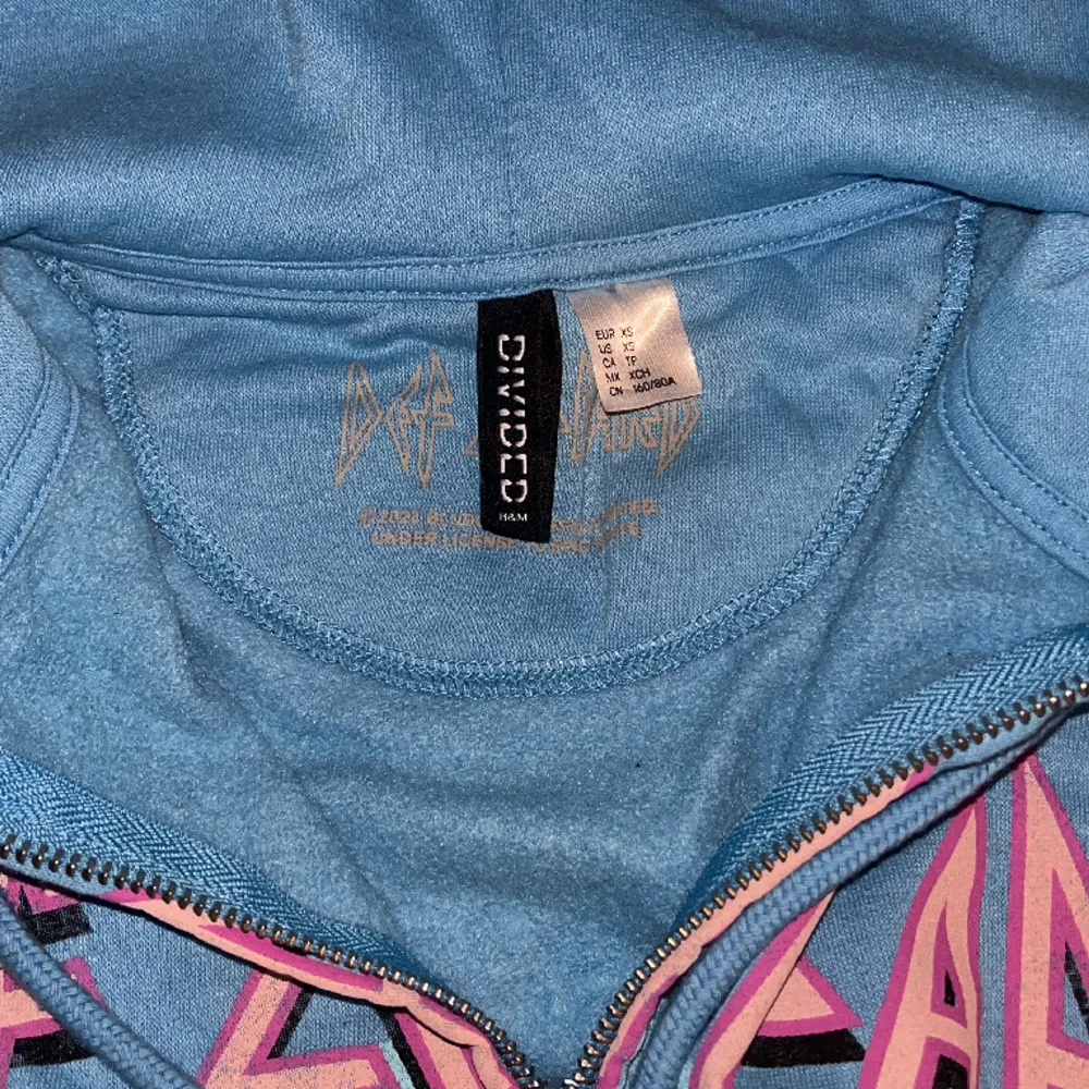 Def leppard zip hoodie från H&M, inte min stil längre. Storlek XS men passar upp till M. Nypris 199. Hoodies.