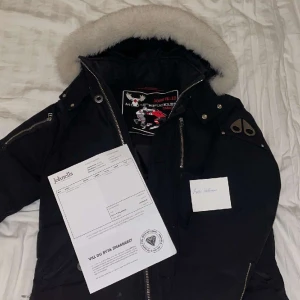 Moose knuckles Jacka - Säljer moose knuckles jacka åt polare, leg kan visas på begäran. 9/10 con. Sparsamt använd. Kvitto. Märkes ytterst lite repat (kan säkert fixas)   Storlek M (passar även L)