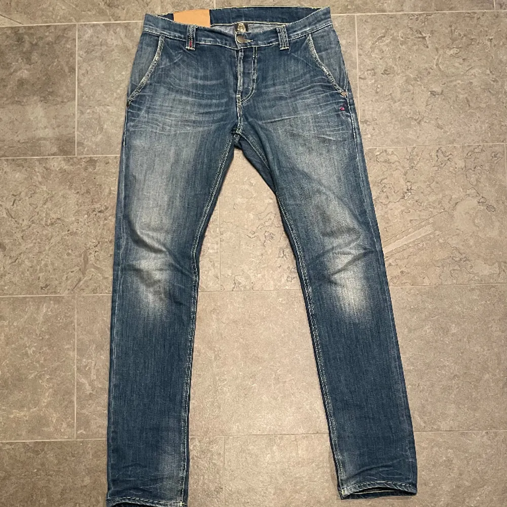 Tja, säljer dessa riktigt snygga Dondup jeansen. Jättebra skick 9/10! Hör gärna av dig om du har frågor!. Jeans & Byxor.