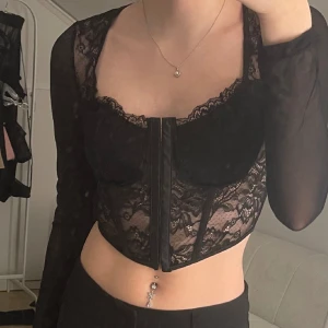 Korsettopp - Svart korsettopp🩷 Aldrig använd💕 Säljer för 80kr+frakt🩷