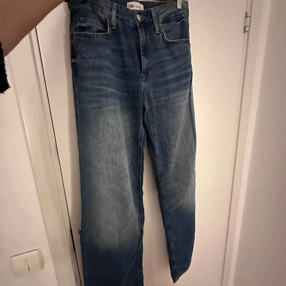SKITSNYGGA ZARA JEANS😍😍😍 coola, baggy jeans från zara i strl 34 (s). Jeans & Byxor.