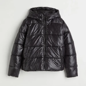 Vinterjacka  - Säljer min viterjacka som köptes förra vintern. Andvänd x antal gånger men ser ut som ny! Säljer den på grund av att den inte andvänds längre💗 köptes för 800 säljer för 500💗skriv för mer bilder