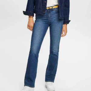 Jeans  - Priset kan diskuteras köptes för 800 kr. Jätte fina jeans från esprit formar kroppen jätte fint irl och den är bara perfekt. Jag köpte några storlekar större än vad jag har det är därför jag säljer. Passar M/L (32/32)  