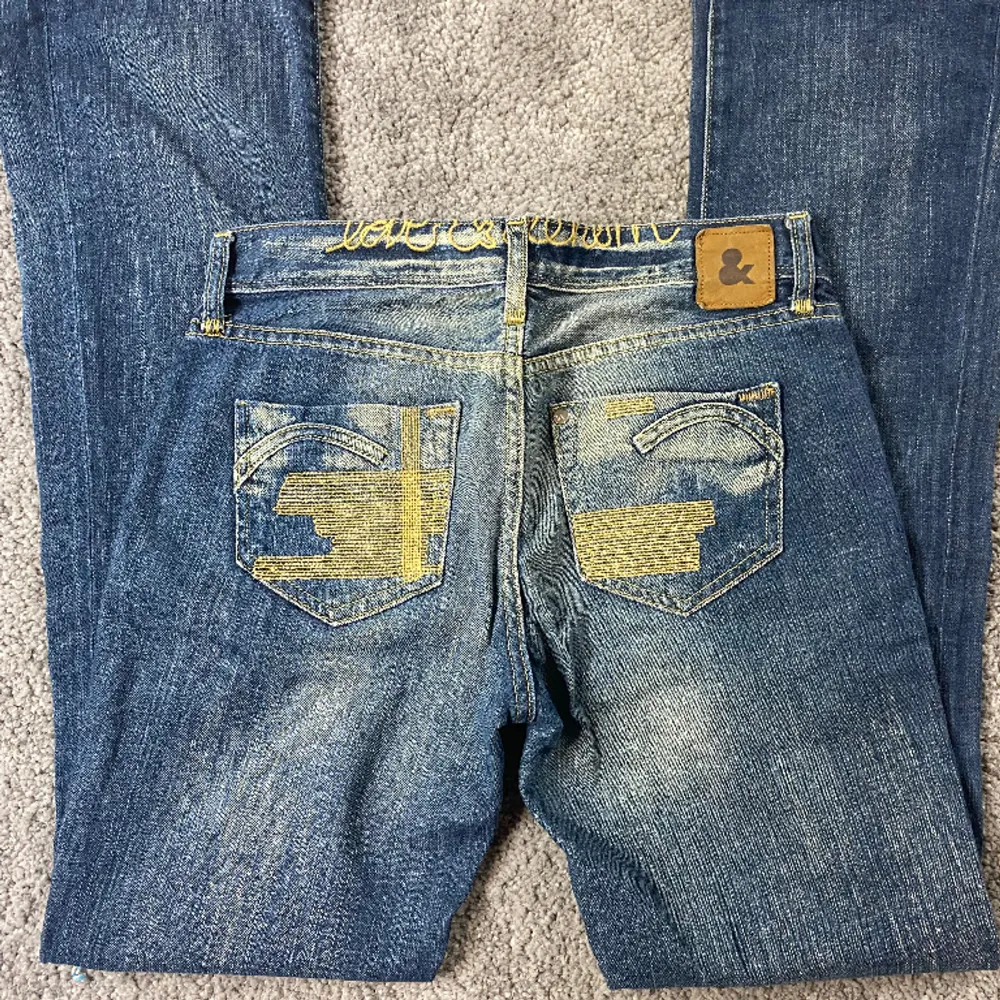 Superfina flared jeans med detaljer på bakfickorna! Midjemått: 80cm. Innerbenslängd: 85cm. Jeans & Byxor.