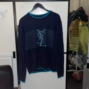 Stickad marinblå Yves Saint Laurent tröja! Matrial står på sista bilden. Mycket bra kvalitet🙌