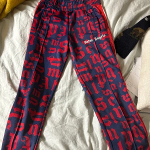 Palm angels byxor  - Tjena! Säljer nu mina Palm angels byxor i storlek S, på grund av att jag inte använder dom längre. Skicket är fint och självklart äkta, qr kod finns. Skriv vid minsta funderingar eller frågor☺️
