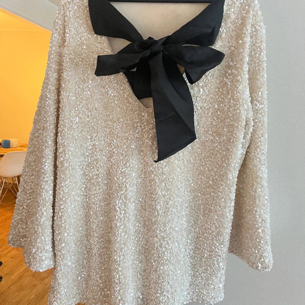 Säljer denna fina glitter klänning från hm i storlek M💗 i super fint skick . Klänningar.