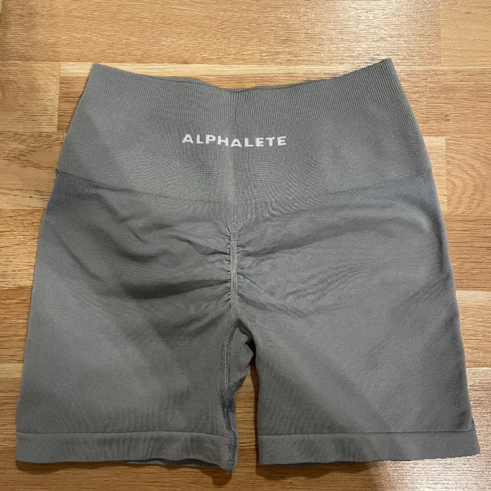 Nästan helt nya Alphalete Amplify  Shorts 4.5” i färgen Utility Grey. Endast använda en gång! Storlek: XS Kan skicka fler bilder på begäran! 💕. Shorts.