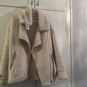 Jacka - Vit jacka ull Aldrig använd, kom tyvärr inte ihåg vart jag köpte den!  Om du har frågor så välkommen 🙌🏻