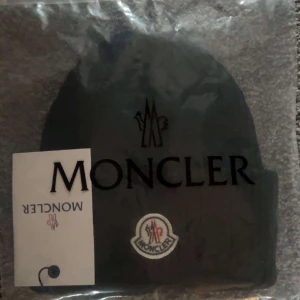 Moncler mössa - Moncler mössa, hör av er om ni har några frågor eller funderingar