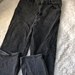 Jeans från Lindex i storlek 152 (11-12 år). De är mörkgrå/svarta, är straight och sitter mid waist. De är i bra skick! 