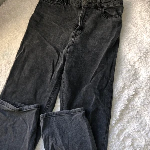 Jeans - Jeans från Lindex i storlek 152 (11-12 år). De är mörkgrå/svarta, är straight och sitter mid waist. De är i bra skick! 