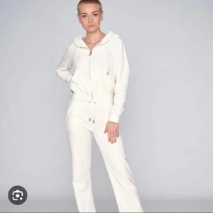 JUICY SET VIT - Säljer mitt juicy sett som jag köpte på deras hemsida för ungefär 6 månader sen. Byxorna är i storlek xxs och är uppsydda till att passa någon som är 152-156. Tröjan är i xs. Kontakta mig för bilder eller frågor💕