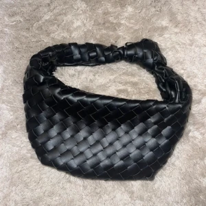 Svart väska - Svart flätad väska i nyskick