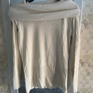 Beige/vit stickad off shoulder tröja - Beige/vit stickad off shoulder tröja som jag använt fåtal gånger, den är såklart tvättad💕💕