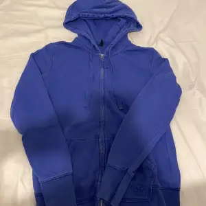 Superfin blå hoodie med dragkedja. Inga defekter och är använd ett par få gånger💗