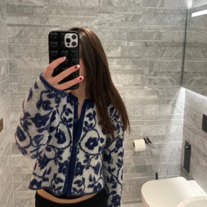 Zara kofta - Säljer min zara kofta som jag tror inte längre finns kvar på hemsidan därför att den inte kommer till användning❤️