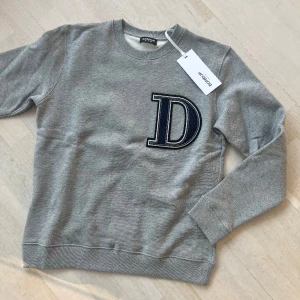 Dondup - Collagetröja från dondup i grå! Helt ny med prislapp kvar! Nypris: 2800:-