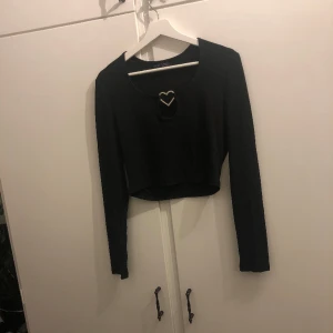 heart tröja - super söt croppad tröja med ett ”diamant” öppet hjärta på bröstet, super gullig men kan tyvärr inte ha längre, inga defekter 💗 det ska vara storlek L men den sitter som en M. 