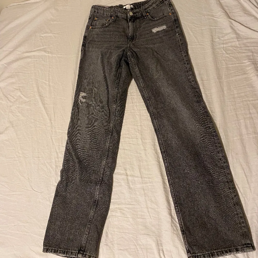 Grå/svarta jeans, bra skick, raka från gina young. Jeans & Byxor.