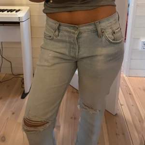 Super fina Levis 501 jeans som är köpta här på plick för en vecka sen men säljer då dom inte kommit till användning pga att dom är för stora i midjan för mig!💕W25L32 (inte mina bilder) pris kan diskuteras💕