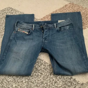 Diesel jeans  - Ett par snygga diesel jeans köpta på Vinted. Säljer pga jag får ingen användning av de. Midjemått rakt över 44 cm och innebenslängd 73 cm.  