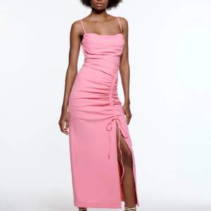 Väldigt fin rosa klänning från Zara!! Aldrig använd(finns prislapp kvar) eftersom jag aldrig fått tillfälle för det, köpt för 499! skicka vid intresse för fler bilder❤️❤️