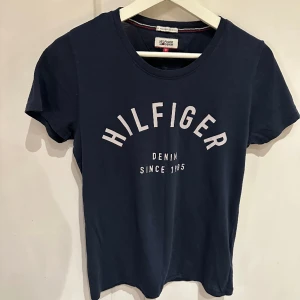 T-shirt i storlek small Tommy hilfiger  - I fint skick! Använd enstaka gånger! 