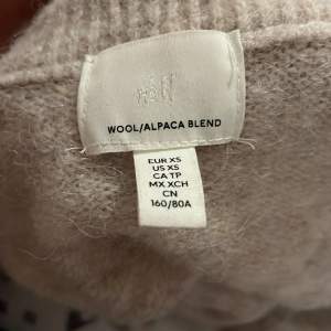 Knappt andvänd, assnygg tröja i topp skick i wool/alpaca blend i storlek xs men sitter om s/m