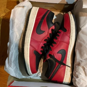 Jordan 1 Low - Jordan 1 low stl 42, skicket är fint och är knappt använda sedan köp. Stilen passar inte mig längre.  Köpta på JD i Stockholm