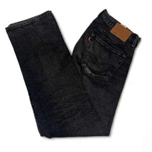 Levis jeans 501 i svart/mörkgrå färg. Fint skick och är i storleken 32/32. Nypriset ligger på 1099kr, köp för endast 499kr