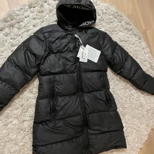 Helt ny Moncler jacka - Säljer min nya Moncler jacka. Färg svart, passar storlek S/M.  Pris 1500kr Kvitto finns ej.