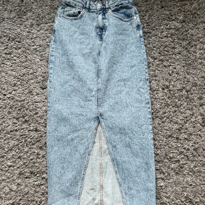 Jeanskjol - Snygg jeanskjol från ASOS, använd fåtal gånger. 