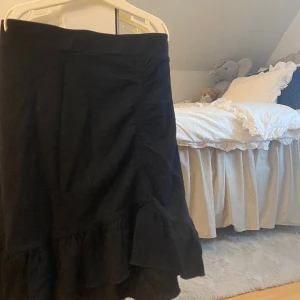 Kjol - Super fin svart kjol med ett stråveck i sidan🖤storlek S, men liten i storlek så passar även xs