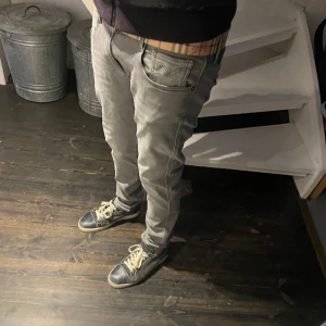 Replay anbass jeans - Säljer ett par feta Replay anbass hyperflex jeans i nästintill nyskick! Storlek 31/32. Hör av er om ni har några ytterligare frågor!🤝🏻