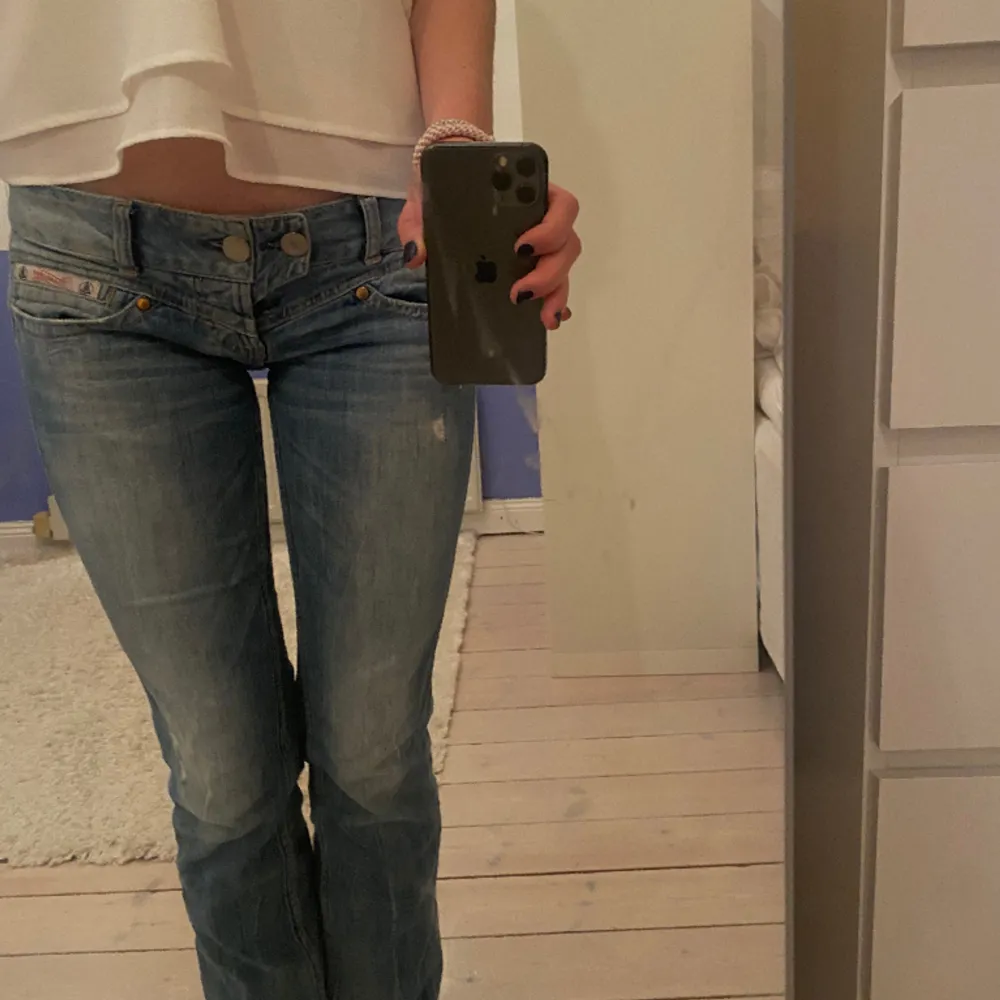 Superfina blå lågmidjade jeans med lite slitningar. De är långa nog för mig som är 170 och sitter perfekt. Köpta second hand men i jättefint skick.  Budgivning om flera är intresserade eller först till kvarn! Frakt tillkommer 💗. Jeans & Byxor.