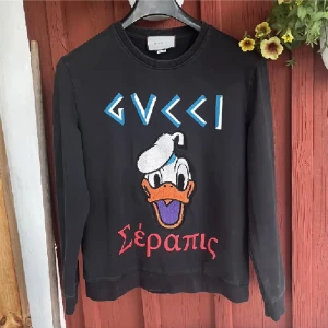 Gucci x Donald  - GUCCI x DONALD Vårkollektionen 2017. Tillverkad i Italien.  Storlek XL, men fungerar bra för den som har L/M, inga skador eller likande, nypris 795usd vilket är ungefär 8000. Används ej, inget kvitto pga köpt här på plick därför det låga priset. 